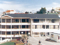 卡威纳福学院  